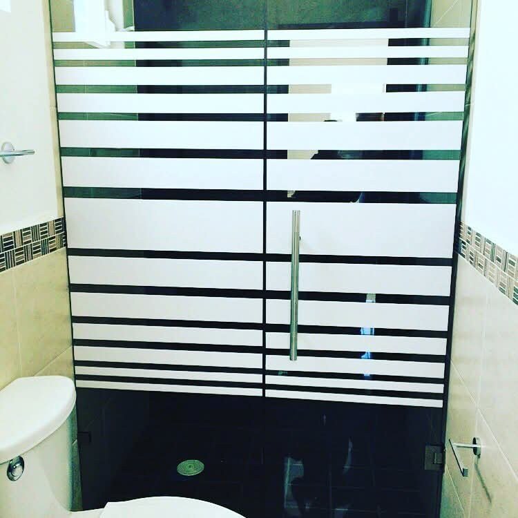 Cancel de baño con franjas en blanco y negro