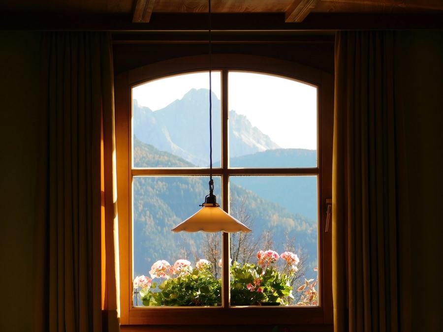 Ventana con lámpara colgante y vista a la montaña