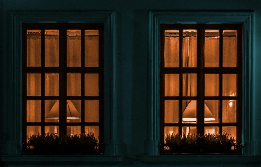 Ventanas iluminadas al caer la noche